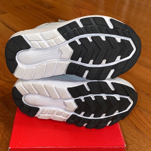 Toddler New Balance Sneakers - Picture 6 of 7